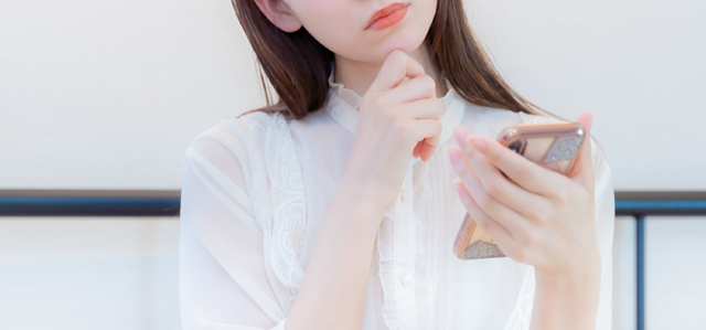 商品を購入すべきか迷う女性