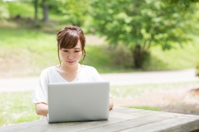申し込みフォームを利用する女性